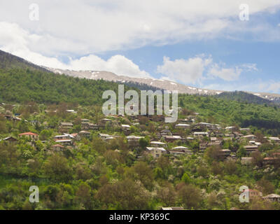 Villen und Kabinen gepunktete rund um die Hänge im Mountain Resort Village Dilijan in Armenien, Frühling Grün dominieren die Landschaft Stockfoto