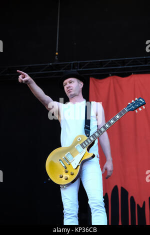 Die Kanadischen Punk Rock Band Sum 41 führt ein Live Konzert im Swiss Music festival Greenfield Festival 2017, Interlaken. Hier Gitarrist Tom Thacker ist live auf der Bühne gesehen. Schweiz, 08.06.2017. Stockfoto