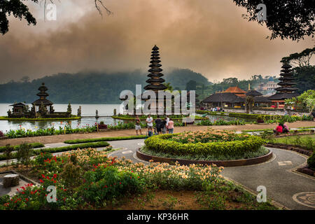 Pura Ulun Danu Bratan, Hindu Tempel auf Bratan See Landschaft, einem der berühmtesten Sehenswürdigkeit in Bali, Indonesien Stockfoto