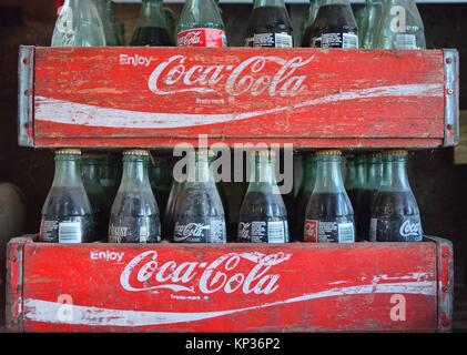 Missouri, USA - 19. Juli 2017: Zwei alte Holzkisten mit Coca Cola Flaschen. Coca-Cola ist eine kohlensäurehaltige Softdrinks von Coca-Cola Company produziert. Stockfoto