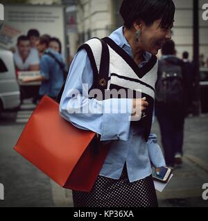 PARIS - 28. September 2017 Frau auf der Straße während der Paris Fashion Week Stockfoto