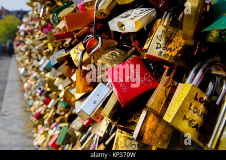 Paris, Frankreich. Pont Neuf (Brücke) Tausende von Liebe - Schlösser mit Vorhängeschlössern mit Namen Paare' - an der Brücke befestigt Stockfoto