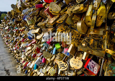 Paris, Frankreich. Pont Neuf (Brücke) Tausende von Liebe - Schlösser mit Vorhängeschlössern mit Namen Paare' - an der Brücke befestigt Stockfoto