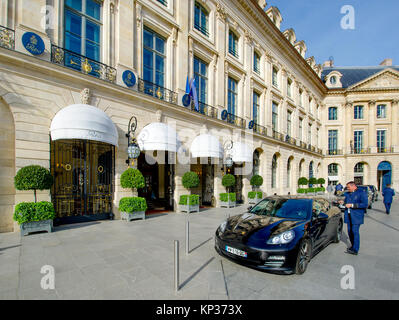 Paris, Frankreich. Place Vendome (1. Arr): Hotel Ritz Paris - fünf Sterne Luxus Hotel am Place Vendome 15 (gegründet 1898 von César Ritz und französischen Küchenchef, Au Stockfoto