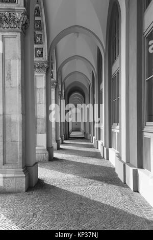 Hochformat, aus einer Reihe von Bögen Bögen außerhalb eines Gebäudes Erstellen einer einfachen schwarz-weißen Muster von Licht und Schatten Schatten Stockfoto