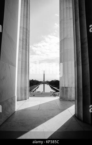 Einfarbig Schwarz und Weiß Hochformat der Spalten der Lincoln Memorial in Washington Monument in der Ferne, Washington DC, USA Stockfoto