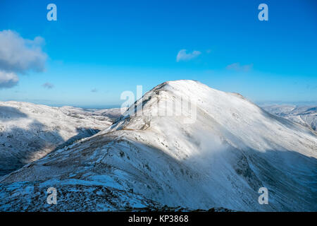 St Sunday Crag im Lake District National Park mit einer Decke von Schnee im Winter Stockfoto