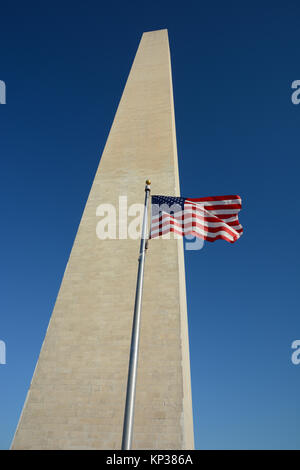 Washington Monument hoch mit einer amerikanischen Flagge auf einem Fahnenmast in Washington DC, USA fliegen Stockfoto