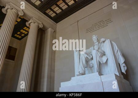 Die historische weißer Marmor Statue von Abraham Lincoln im Lincoln Memorial in Washington DC, USA Stockfoto