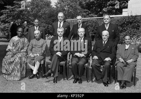 Commonwealth Premierminister die Teilnahme an der britischen Commonwealth Prime Minister Konferenz an der Downing Street 10 1957. LtoR Dr. Kwame Nkrumah, Premierminister von Ghana; Jawaharlal Nehru, Premierminister von Indien; kanadische Premierminister John Diefenbaker; der britische Premierminister Harold MacMillan; der australische Premierminister Robert Gordon Menzies sitzt; und Huseyn Shaheed Suhrawardy, Premierminister von Pakistan. LtoR ständigen M.W.H. DeSilva, Ceylon Justizminister; Thomas L. McDonald, Neuseeland Außenminister; Eric Louw, Südafrikanische Außenminister; und Sir Roy Welensky, Pr Stockfoto