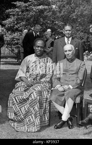 Commonwealth Premierminister die Teilnahme an der britischen Commonwealth Prime Minister Konferenz an der Downing Street 10 1957. LtoR sitzt Dr. Kwame Nkrumah, Premierminister von Ghana und Jawaharlal Nehru, Premierminister von Indien mit M.W.H. DeSilva, Ceylon Justizminister steht. 26. Juni 1957 Stockfoto