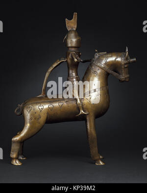 Ein Aquamanil aus Metall, das einen Ritter zu Pferd darstellt, der zum rituellen Händewaschen verwendet wird und detaillierte mittelalterliche Skulpturen und Handwerkskunst zeigt. Stockfoto