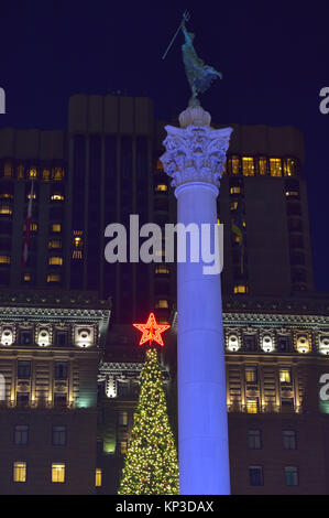 Ein Weihnachtsbaum und die Dewey Denkmal vor dem St. Francis Luxus Hotel, Union Square - San Francisco, CA Stockfoto