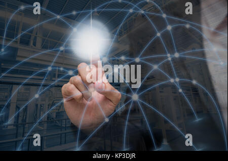 Unternehmer, die mit digitalen Netzwerk Linie und Kreise über factory Background, Business Technology Konzept Stockfoto
