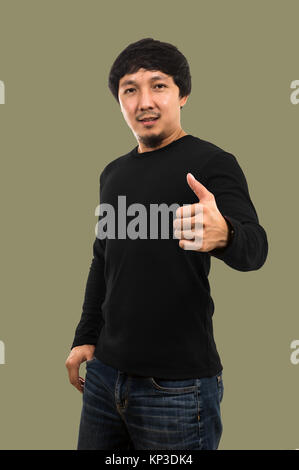 Asiaten tragen leer Crew Neck long t-shirt beim Stehen auf dem weißen Hintergrund, isolieren gehören Freistellungspfad, Mode Mockup und Designer conc Stockfoto