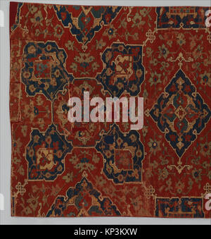 Dieses aus dem 16. Jahrhundert stammende Teppichfragment aus dem Ushak-Viertel in Westanatolien zeigt ein vierfaches Medaillon-Design, das charakteristisch für Ushak-Medaillonteppiche ist. Das Design ist von regionalen architektonischen Fliesenarbeiten inspiriert und findet sich häufig in osmanischen Textilien, Manuskripten und Buchbindungen. Das raffinierte Muster und die große Größe des Teppichs deuten darauf hin, dass er in einer bedeutenden Werkstatt für den europäischen Markt hergestellt wurde. Stockfoto