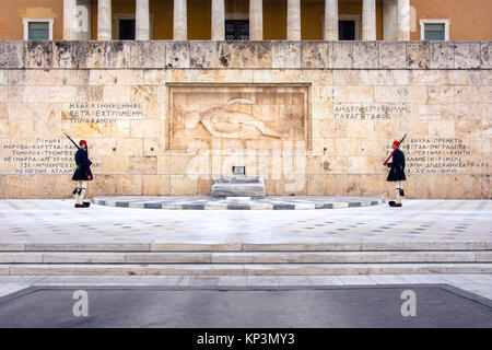 Evzones vor dem Grab des Unbekannten Soldaten am Syntagma Platz Stockfoto