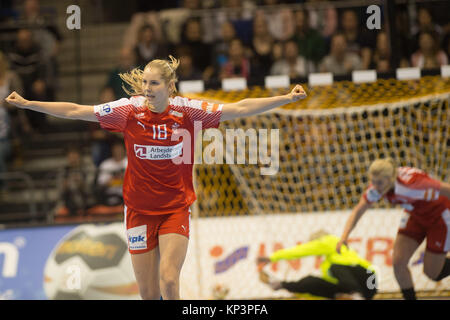 Magdeburg, Deutschland. 10 Dez, 2017. Dänemark Mette Tranborg feiert während der Frauen Handball WM-Match zwischen Deutschland und Dänemark bei der getec-Arena in Magdeburg, Deutschland, 10. Dezember 2017. Credit: Klaus-Dietmar Gabbert/dpa-Zentralbild/ZB/dpa/Alamy leben Nachrichten Stockfoto