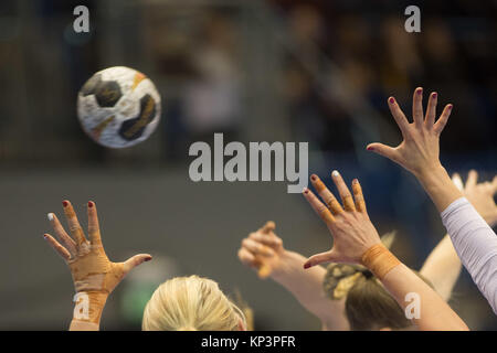 Magdeburg, Deutschland. 10 Dez, 2017. Mehrere Hände für die Kugel während der Frauen Handball WM-Match zwischen Deutschland und Dänemark bei der getec-Arena in Magdeburg, Deutschland, 10. Dezember 2017. Credit: Klaus-Dietmar Gabbert/dpa-Zentralbild/ZB/dpa/Alamy leben Nachrichten Stockfoto