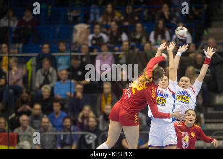 Magdeburg, Deutschland. 10 Dez, 2017. Montenegros Katarina Bulatovic (l) während der Frauen Handball WM-Match zwischen Serbien und Montenegro auf die getec-Arena in Magdeburg, Deutschland, 10. Dezember 2017. Credit: Klaus-Dietmar Gabbert/dpa-Zentralbild/dpa/Alamy leben Nachrichten Stockfoto