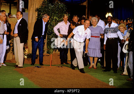 Präsidenten der Vereinigten Staaten George H.W. Bush spielt Hufeisen mit Ministerpräsident Toshiki Kaifu Japans Premierminister Brian Mulroney von Kanada und Denis Thatcher, Ehemann von Premierministerin Margaret Thatcher in Großbritannien vor dem Wirtschaftsgipfel in Houston, Texas am Sonntag, 8. Juli 1990. First Lady Barbara Bush an schaut. Credit: Ron Sachs/CNP - KEINE LEITUNG SERVICE - Foto: Ron Sachs/Konsolidierte/dpa Stockfoto