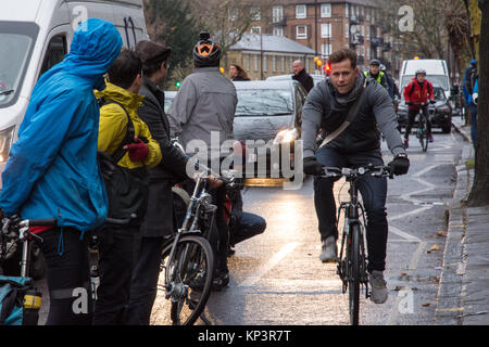 London, England, Großbritannien - 13 Dezember, 2017: Aktivisten machen eine "menschliche-geschützten Radweg für Radfahrer in einem Appell für eine bessere Infrastruktur für Wandern und Radfahren auf Penton Street, einen Transport for London" Quietway" in Islington, London. Stockfoto