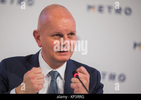 Düsseldorf, Deutschland. 13 Dez, 2017. Olaf Koch, Vorstandsvorsitzender der METRO AG, spricht auf der Bilanzpressekonferenz der METRO AG, Düsseldorf, Deutschland, 13. Dezember 2017. Credit: Rolf Vennenbernd/dpa/Alamy leben Nachrichten Stockfoto