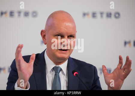 Düsseldorf, Deutschland. 13 Dez, 2017. Olaf Koch, Vorstandsvorsitzender der METRO AG, spricht auf der Bilanzpressekonferenz der METRO AG, Düsseldorf, Deutschland, 13. Dezember 2017. Credit: Rolf Vennenbernd/dpa/Alamy leben Nachrichten Stockfoto