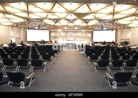 Düsseldorf, Deutschland. 13 Dez, 2017. Die Besucher sitzen bleiben leer im Gerichtssaal an der Loveparade Versuch in Düsseldorf, Deutschland, 13. Dezember 2017. Das Amtsgericht Duisburg ein Saal im Congress Center auf dem Gelände der Düsseldorf Messe vermietet. 111 Tage der Prüfung sind bis Ende 2018 geplant. Die Studie versucht, Gerechtigkeit für die 21 Menschen starben und 650, die sich im Gedränge an der Loveparade Street Festival am 24. Juli 2010 in Duisburg wurden verletzt. Credit: Caroline Seidel/dpa/Alamy leben Nachrichten Stockfoto