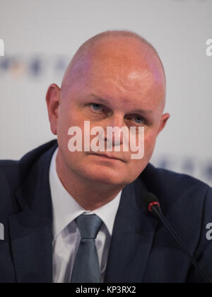 Düsseldorf, Deutschland. 13 Dez, 2017. Olaf Koch, Vorstandsvorsitzender der METRO AG, spricht auf der Bilanzpressekonferenz der METRO AG, Düsseldorf, Deutschland, 13. Dezember 2017. Credit: Rolf Vennenbernd/dpa/Alamy leben Nachrichten Stockfoto