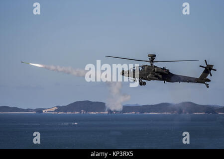 Daecheon, World, Südkorea. 13 Dez, 2017. Dec 12, 2017 - Seoul, Südkorea - AH-64E Apache Guardian live fliegt über Westküste in Daecheon, Südkorea Seoul hat Unterstützung für Gespräche zwischen Washington und Pjöngjang ausgedrückt, nach US-Staatssekretär Rex Tillerson Bereitschaft, mit dem Norden'' ohne Vorbedingungen zu sitzen. Credit: Mnd/ZUMA Draht/Alamy leben Nachrichten Stockfoto