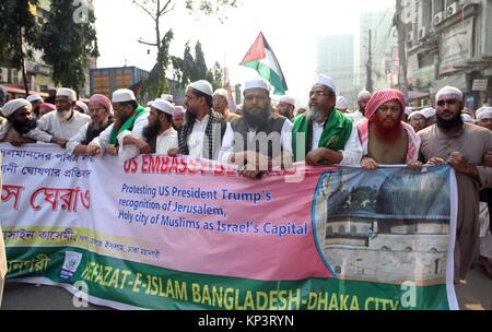 Dhaka, Bangladesch. 13 Dez, 2017. Dezember 13, 2017, Dhaka, Bangladesch Führer und Anhänger der Hefazat-E-Islam Bangladesch, einer islamistischen pressure group, shout Slogans wie Sie marschieren in den Straßen auf dem Weg zu der US-Botschaft in Reaktion auf US-Präsident Donald Trump Entscheidung Jerusalem als Hauptstadt von Israel zu erkennen, in Dhaka, Bangladesh, 13. Dezember 2017. US-Präsident Trumpf am 06. Dezember kündigte er Jerusalem als Hauptstadt von Israel anerkennen und bestellt, dass die US-Botschaft von Tel Aviv verschoben werden, eine Ansage, die mit weit verbreiteten internationalen criti erfüllt wurde Stockfoto