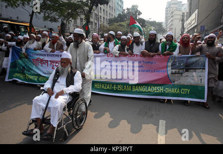 Dhaka, Bangladesch. 13 Dez, 2017. Dezember 13, 2017, Dhaka, Bangladesch Führer und Anhänger der Hefazat-E-Islam Bangladesch, einer islamistischen pressure group, shout Slogans wie Sie marschieren in den Straßen auf dem Weg zu der US-Botschaft in Reaktion auf US-Präsident Donald Trump Entscheidung Jerusalem als Hauptstadt von Israel zu erkennen, in Dhaka, Bangladesh, 13. Dezember 2017. US-Präsident Trumpf am 06. Dezember kündigte er Jerusalem als Hauptstadt von Israel anerkennen und bestellt, dass die US-Botschaft von Tel Aviv verschoben werden, eine Ansage, die mit weit verbreiteten internationalen criti erfüllt wurde Stockfoto