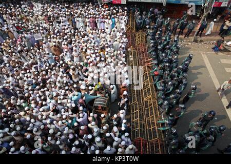 Dhaka, Bangladesch. 13 Dez, 2017. Dezember 13, 2017, Dhaka, Bangladesch Führer und Anhänger der Hefazat-E-Islam Bangladesch, einer islamistischen pressure group, shout Slogans wie Sie marschieren in den Straßen auf dem Weg zu der US-Botschaft in Reaktion auf US-Präsident Donald Trump Entscheidung Jerusalem als Hauptstadt von Israel zu erkennen, in Dhaka, Bangladesh, 13. Dezember 2017. US-Präsident Trumpf am 06. Dezember kündigte er Jerusalem als Hauptstadt von Israel anerkennen und bestellt, dass die US-Botschaft von Tel Aviv verschoben werden, eine Ansage, die mit weit verbreiteten internationalen criti erfüllt wurde Stockfoto