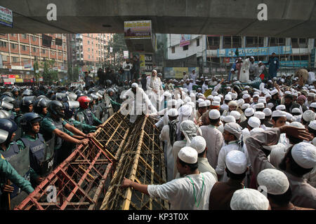 Dhaka, Bangladesch. 13 Dez, 2017. Dezember 13, 2017, Dhaka, Bangladesch Führer und Anhänger der Hefazat-E-Islam Bangladesch, einer islamistischen pressure group, shout Slogans wie Sie marschieren in den Straßen auf dem Weg zu der US-Botschaft in Reaktion auf US-Präsident Donald Trump Entscheidung Jerusalem als Hauptstadt von Israel zu erkennen, in Dhaka, Bangladesh, 13. Dezember 2017. US-Präsident Trumpf am 06. Dezember kündigte er Jerusalem als Hauptstadt von Israel anerkennen und bestellt, dass die US-Botschaft von Tel Aviv verschoben werden, eine Ansage, die mit weit verbreiteten internationalen criti erfüllt wurde Stockfoto