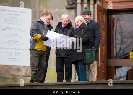 Edinburgh, Großbritannien. 13 Dez, 2017. Der größte der drei Skulpturen, den Fuß, macht die Handschrift von Monte Cassino von Eduardo Paolozzi hat von seiner Website auf Edinburgh's Picardy Place entfernt wurden Arbeiten auf der neuen St James Viertel zu ermöglichen. Die Arbeit wurde vom Unternehmer beauftragt, Sir Tom Bauer und erinnert sich an die Bombardierung im Zweiten Weltkrieg 2 Der Monte Cassino Kloster - in der Nähe der Künstler Familie zu Hause. Credit: Rich Dyson/Alamy leben Nachrichten Stockfoto