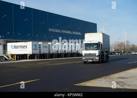 Ketzin, Deutschland. 13 Dez, 2017. Ein Fahrzeug fährt hinter dem neuen Hermes Logistik in Ketzin, Deutschland, 13. Dezember 2017. Das Unternehmen plant auf Triple seine Kapazitäten im Großraum Berlin mit dem neuen Zentrum. Bis zu 250.000 Pakete können in der 80.000 Quadratmeter großen Gebäude verarbeitet werden. Die Lieferzeiten sind sagte zurückgehen, während 200 Arbeitsplätze geschaffen werden. Credit: Paul Zinken/dpa/ZB/dpa/Alamy leben Nachrichten Stockfoto