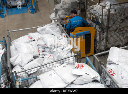 Ketzin, Deutschland. 13 Dez, 2017. Ein Mitarbeiter fährt ein Gabelstapler durch das neue Hermes Logistik in Ketzin, Deutschland, 13. Dezember 2017. Das Unternehmen plant auf Triple seine Kapazitäten im Großraum Berlin mit dem neuen Zentrum. Bis zu 250.000 Pakete können in der 80.000 Quadratmeter großen Gebäude verarbeitet werden. Die Lieferzeiten sind sagte zurückgehen, während 200 Arbeitsplätze geschaffen werden. Credit: Paul Zinken/dpa/ZB/dpa/Alamy leben Nachrichten Stockfoto