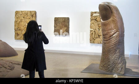 Paris, Frankreich. 12 Dez, 2017. Besucher nächste ot die Skulpturen "Daumen" (Bronze, r), "Karton" und "Tasche" (zurück) in die Cesar Retrospektive im Centre Pompidou in Paris, Frankreich, 12. Dezember 2017. Mehr als 120 Werke gezeigt werden, einschließlich bedeutende Leihgaben aus internationalen Museen. Die Ausstellung ist bis zum 26. März 2018. Quelle: Sabine Glaubitz/dpa/Alamy leben Nachrichten Stockfoto