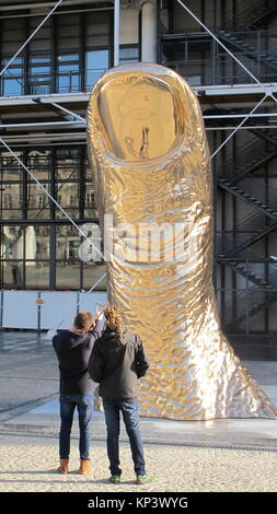 Paris, Frankreich. 12 Dez, 2017. Das Kunstwerk "Daumen" aus polierter Bronze, Teil der Cesar Retrospektive, außerhalb im Centre Pompidou in Paris, Frankreich, 12. Dezember 2017 gesehen werden kann. Mehr als 120 Werke gezeigt werden, einschließlich bedeutende Leihgaben aus internationalen Museen. Die Ausstellung ist bis zum 26. März 2018. Quelle: Sabine Glaubitz/dpa/Alamy leben Nachrichten Stockfoto