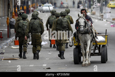 Hebron, West Bank, Palästina. 13 Dez, 2017. Israelische Sicherheitskräfte nehmen Position während einer Demonstration in der Stadt Hebron im Westjordanland am 13. Dezember 2017 Quelle: Wisam Hashlamoun/APA-Images/ZUMA Draht/Alamy leben Nachrichten Stockfoto