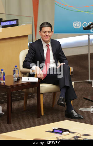 New York, NY, USA. 13 Dez, 2017. Vereinten Nationen, New York, USA, 13. Dezember 2017 - UK Ex-Foreign Außenminister David Miliband in einem Panel des Global Humanitarian Forum 2017: "Erreichen für die Zukunft: Humanität im Jahre 2030'' heute auf das UN-Hauptquartier in New York. Foto: Luiz Rampelotto/EuropaNewswire Credit: Luiz Rampelotto/ZUMA Draht/Alamy leben Nachrichten Stockfoto