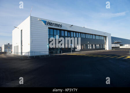 Ketzin, Deutschland. 13 Dez, 2017. Der Schriftzug an der Fassade liest "Hermes" in der neuen Hermes Logistik in Ketzin, Deutschland, 13. Dezember 2017. Das Unternehmen plant Verdreifachung der Kapazität mit den neuen Gebäude im Großraum Berlin Region. Auf rund 80.000 Quadratmetern bis zu 250.000 Pakete pro Tag verarbeitet werden. Die paktelaufzeiten gemeint sind zu verringern, etwa 200 Arbeitsplätze geschaffen werden. Credit: Paul Zinken/dpa/Alamy leben Nachrichten Stockfoto