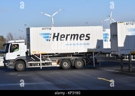 Ketzin, Deutschland. 13 Dez, 2017. Ein Lkw fährt auf dem Gelände der Neuen Hermes Logistik Zentrum in Ketzin, Deutschland, 13. Dezember 2017. Das Unternehmen plant Verdreifachung der Kapazität mit den neuen Gebäude im Großraum Berlin Region. Auf rund 80.000 Quadratmetern bis zu 250.000 Pakete pro Tag verarbeitet werden. Die paktelaufzeiten gemeint sind zu verringern, etwa 200 Arbeitsplätze geschaffen werden. Credit: Paul Zinken/dpa/Alamy leben Nachrichten Stockfoto