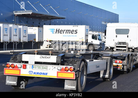 Ketzin, Deutschland. 13 Dez, 2017. Zwei Lkws fahren auf dem Gelände der Neuen Hermes Logistik Zentrum in Ketzin, Deutschland, 13. Dezember 2017. Das Unternehmen plant Verdreifachung der Kapazität mit den neuen Gebäude im Großraum Berlin Region. Auf rund 80.000 Quadratmetern bis zu 250.000 Pakete pro Tag verarbeitet werden. Die paktelaufzeiten gemeint sind zu verringern, etwa 200 Arbeitsplätze geschaffen werden. Credit: Paul Zinken/dpa/Alamy leben Nachrichten Stockfoto