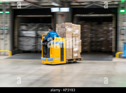 Ketzin, Deutschland. 13 Dez, 2017. Ein Mitarbeiter fährt ein Stapler über die neue Hermes Logistik Zentrum in Ketzin, Deutschland, 13. Dezember 2017. Das Unternehmen plant Verdreifachung der Kapazität mit den neuen Gebäude im Großraum Berlin Region. Auf rund 80.000 Quadratmetern bis zu 250.000 Pakete pro Tag verarbeitet werden. Die paktelaufzeiten gemeint sind zu verringern, etwa 200 Arbeitsplätze geschaffen werden. Credit: Paul Zinken/dpa/Alamy leben Nachrichten Stockfoto