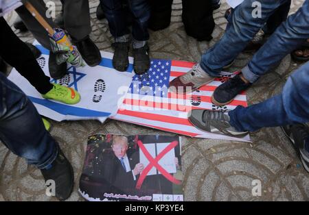 Gaza, Gazastreifen, palästinensischen Gebiet. 13 Dez, 2017. Palästinenser nehmen an einem Protest gegen US-Präsident Donald Trump Entscheidung Jerusalem als Hauptstadt von Israel in Gaza, den 13. Dezember 2017 Credit zu erkennen: Ashraf Amra/APA-Images/ZUMA Draht/Alamy leben Nachrichten Stockfoto