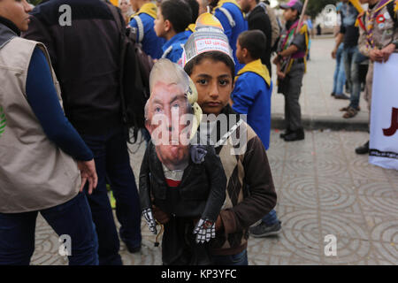 Gaza, Gazastreifen, palästinensischen Gebiet. 13 Dez, 2017. Palästinenser nehmen an einem Protest gegen US-Präsident Donald Trump Entscheidung Jerusalem als Hauptstadt von Israel in Gaza, den 13. Dezember 2017 Credit zu erkennen: Ashraf Amra/APA-Images/ZUMA Draht/Alamy leben Nachrichten Stockfoto