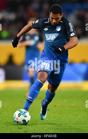 Sinsheim, Deutschland. 13 Dez, 2017. Von 1899 Hoffenheim Serge Gnabry in Aktion während der deutschen Bundesliga Fußball Spiel zwischen 1899 Hoffenheim und dem VfB Stuttgart in der Rhein-Neckar-Arena in Sinsheim, Deutschland, 13. Dezember 2017. 1899 Hoffenheim gewann 1:0. Foto: Uwe Anspach/dpa/Alamy leben Nachrichten Stockfoto