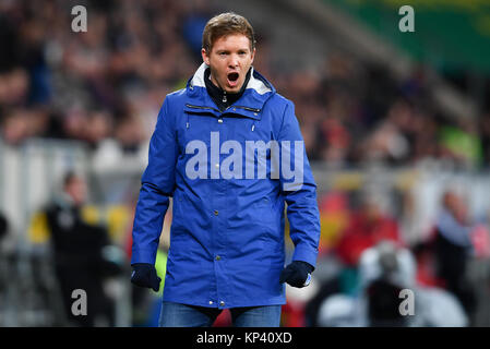 Sinsheim, Deutschland. 13 Dez, 2017. Der Hoffenheimer coach Julian Nagelsmann gibt Anweisungen, die während der deutschen Bundesliga Fußball Spiel zwischen 1899 Hoffenheim und dem VfB Stuttgart in der Rhein-Neckar-Arena in Sinsheim, Deutschland, 13. Dezember 2017. 1899 Hoffenheim gewann 1:0. Foto: Uwe Anspach/dpa/Alamy leben Nachrichten Stockfoto